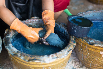 Färben von Textilien enthält oft giftige Chemikalien 