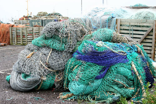 Fischnetze liegen am Hafen von Dingle.