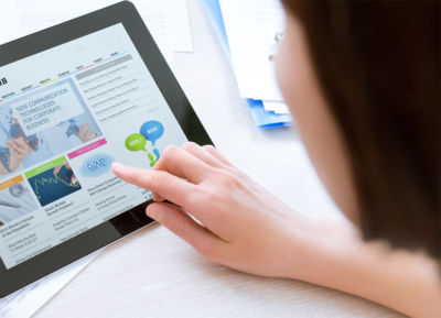 Eine Frau liest an einem Laptop