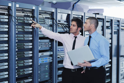 Zwei Männer in einem IT-Speicherreum