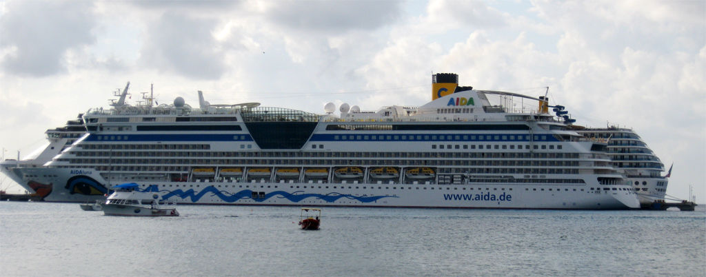Ein Aida-Kreuzfahrtschiff liegt vor der Küste.