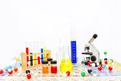 Eine bunte Laborausstattung steht auf einem Tisch.
