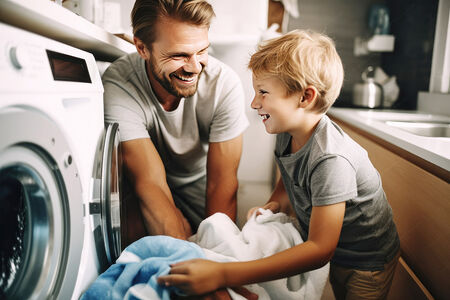 Vater und Sohn beim Wäschewaschen