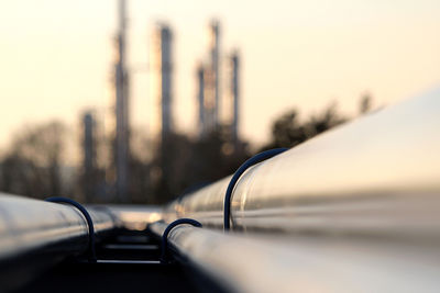 Eine Ölpipeline führt zur Fabrik.