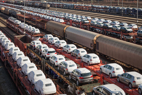 Neuwagen werden per Güterzügen transportiert.