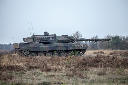 Ein Panzer fährt über ein Gelände in Deutschland.