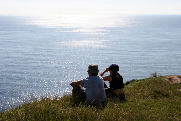 Ein Touristenpaar schaut auf´s Meer.