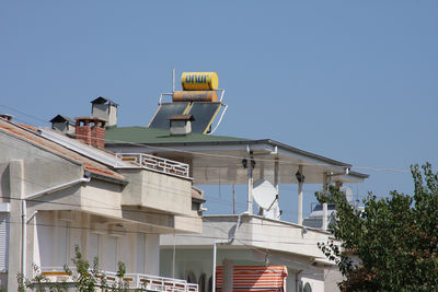 Eine Solaranlage steht auf dem Dach eines Hauses in der Türkei.