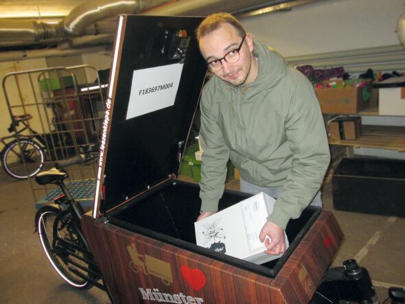 Patrick Melcher belädt eine Ladebox des Lastenrades Leezenkiepe