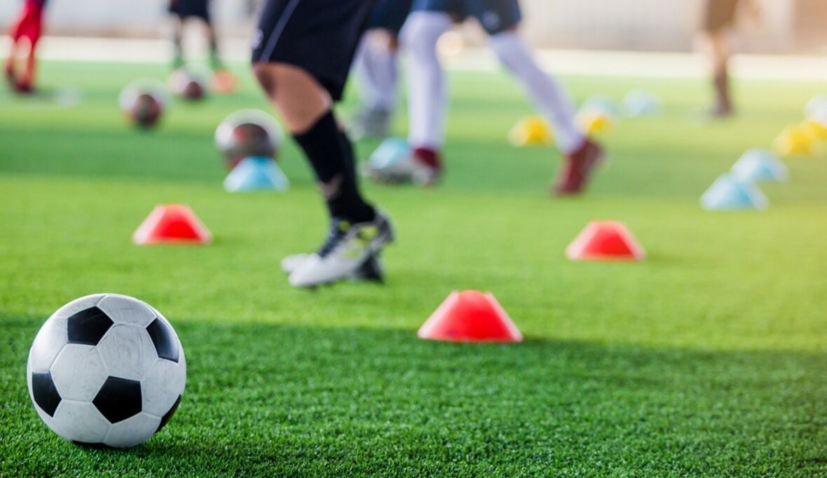 Wenn der Traum vom großen Fußball auf glühendem Kunstrasen verbrennt