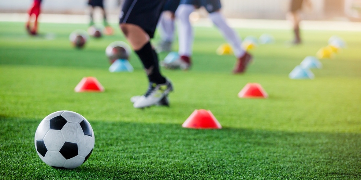 Wenn der Traum vom großen Fußball auf glühendem Kunstrasen verbrennt
