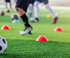 Wenn der Traum vom großen Fußball auf glühendem Kunstrasen verbrennt