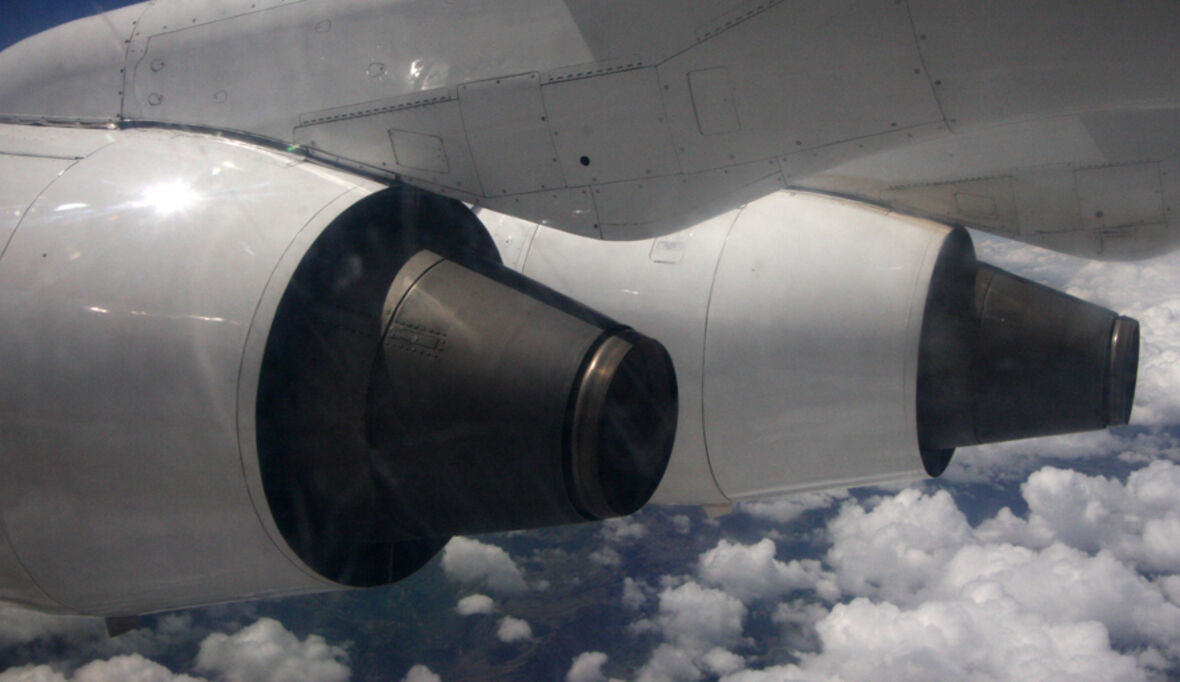 Luftverkehr verfehlt Klimaziele deutlich – Premiumflüge als Hauptemittenten im Fokus