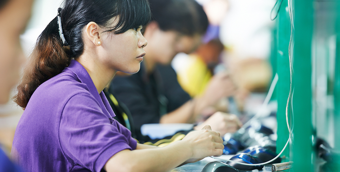 Arbeiterin_Produktion_China_Technik_Mäuse