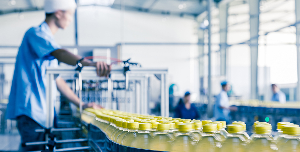 Flaschen auf einem Förderband in China