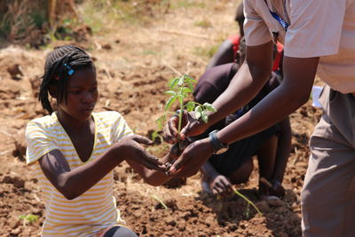 Auch praktische Arbeiten im Garten stehen für Mary auf dem Stundenplan.