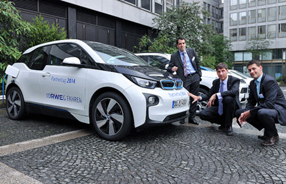 Stadtwerke und RWE treiben Elektromobilität weiter voran: auf dem Partnertag Elektromobilität Dr. Norbert Verweyen (Geschäftsführer der RWE Effizienz GmbH, Mitte) im Gespräch mit Dirk Piper (Stadtwerke Geesthacht GmbH, rechts) und Alexander Miropolski