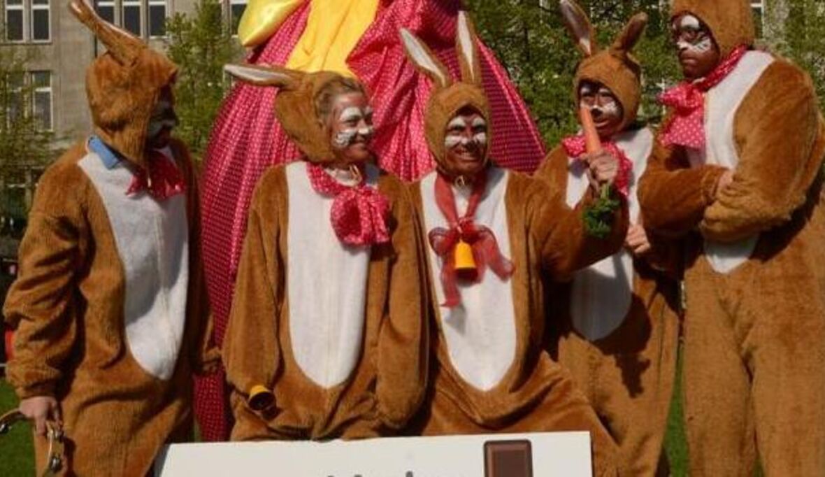 Osterhasen fordern höhere Kakaopreise für Bauern 