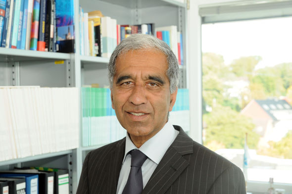 Prof. Dr. Mojib Latif ist Leiter des Forschungsbereichs Ozeanzirkulation und Klimadynamik am GEOMAR Helmholtz-Zentrum für Ozeanforschung Kiel. Er ist in Deutschland einer der meist gefragten Klimaexperten.