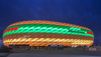 Die Münchner Fußball-Arena erstrahlt in den Farben des „McB.“.