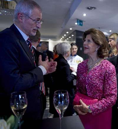 Hans Peters (IBU) und Ihre Majestät Königin Silvia von Schweden im Gespräch.