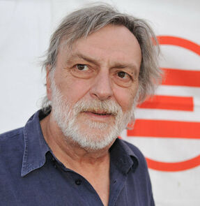 Gino Strada ist ein italienischer Chirurg, der mit der Organisation Emergency seit zwei Jahrzehnten für hochwertige medizinische und chirurgische Versorgung für die Opfer von Kriegen und Verfolgung arbeitet.