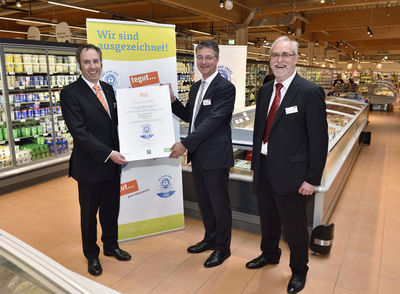 v.l.n.r. tegut…Geschäftsführer Thomas Gutberlet erhält von Staatssekretär Gunther Adler und Volker Teichert, Vorsitzender der Jury Umweltzeichen, den ersten Blauen Engel für klimafreundliche Supermärkte im tegut…Markt Marburg-Cappel.