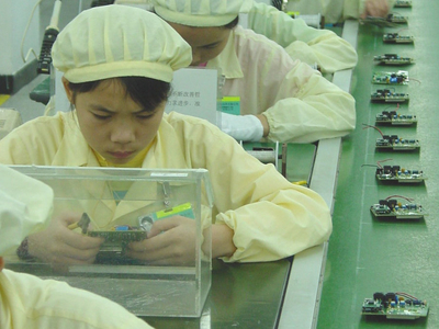 Immer wieder werden schwere Verletzungen von Menschen- und Arbeitsrechten entlang globaler Lieferketten bekannt. Die Kampagne „Mensch. Macht. Handel. Fair.“ vom Forum Fairer Handel fordert daher verbindliche menschenrechtliche Verpflichtungen für deutsche Unternehmen ein.