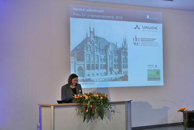 Prof. Dr. Monika Eigenstetter, Hochschule Niederrhein, hält eine Laudatio für VAUDE.