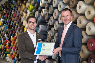 Roland Jonkhoff (rechts), Managing Director von Desso und Vizepräsident Carpet EMEA, Tarkett, nimmt das Cradle-to-Cradle®-Gold-Zertifikat entgegen.