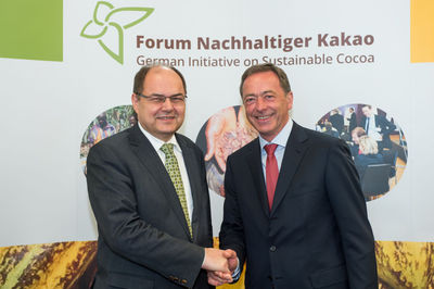 Bundeslandwirtschaftsminister Christian Schmidt und Wolf Kropp-Büttner, Vorstandsvorsitzender Forum Nachhaltiger Kakao e.V., bei der Mitgliederversammlung des Forums im April 2016 in Berlin.