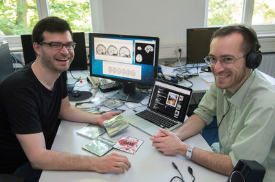 Dr. Sebastian Markett (links) und Simon Waskow von der Universität Bonn.
