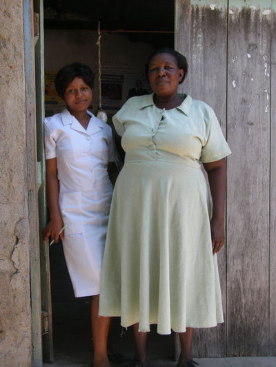 Zwei Krankenschwestern in der Gesundheitsstation in Tansania.