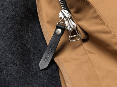 ALL WEATHER COAT - Der Mantel besteht aus 100 Prozent Biobaumwolle und ist ohne den Einsatz chemischer Substanzen wasserabweisend und atmungsaktiv.