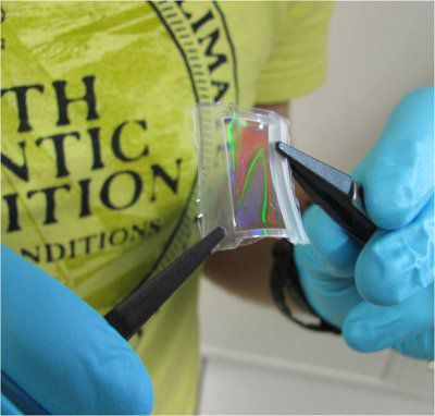 Eine aufgetragene Nanogitterstruktur lässt die Folie schimmern. Durch solch eine Strukturierung sollen OLEDs und organische Solarzellen leistungsfähiger werden.