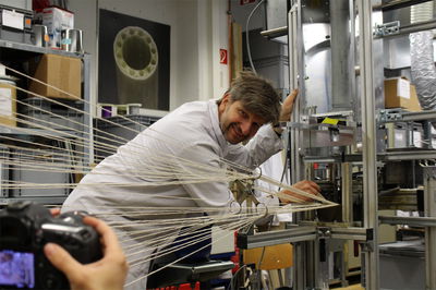 Ulrich Riedl an der Priduktionsanlage für die Stifte ohne Holz.