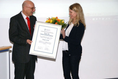Dr. Antje von Dewitz nimmt die Auszeichnung für VAUDE mit dem DNWE Preis für Unternehmensethik entgegen.