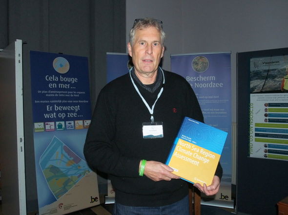 Prof. Dr. Markus Quante mit dem neu erschienenen Buch des NOSCCA Nordsee-Klimaberichts.