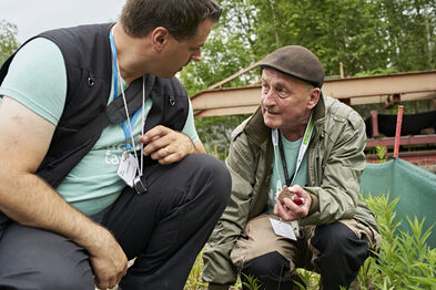 Schmetterlingsexperte Christian Jeschke (l.) und Flechtenexperte Georg Dieter Zimmermann im Gespräch
