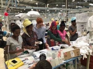 Barbara Meier zu Besuch in einer Textilfabrik in Äthiopien