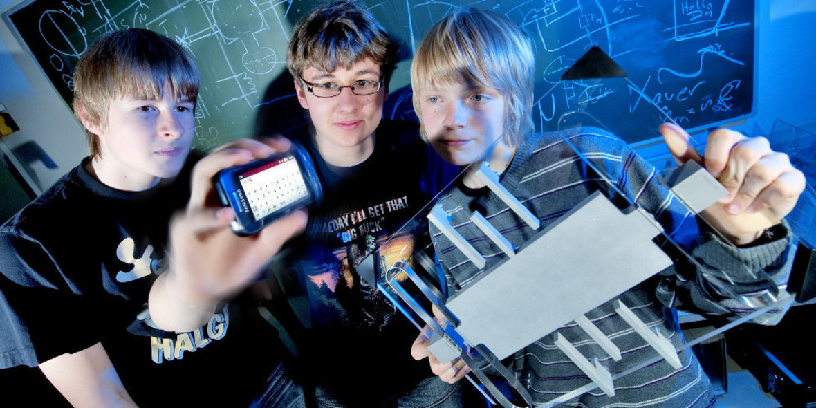 Schüler lernen, Schadstoffe in der Luft zu messen