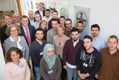 Teilnehmer der Bayer-Initiative „Restart Your Future“ mit Vertretern der Stadt Wuppertal und der Bayer AG