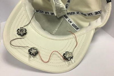 Eine Baseball-Kappe mit drei Infrarotlichtern auf der Unterseite.