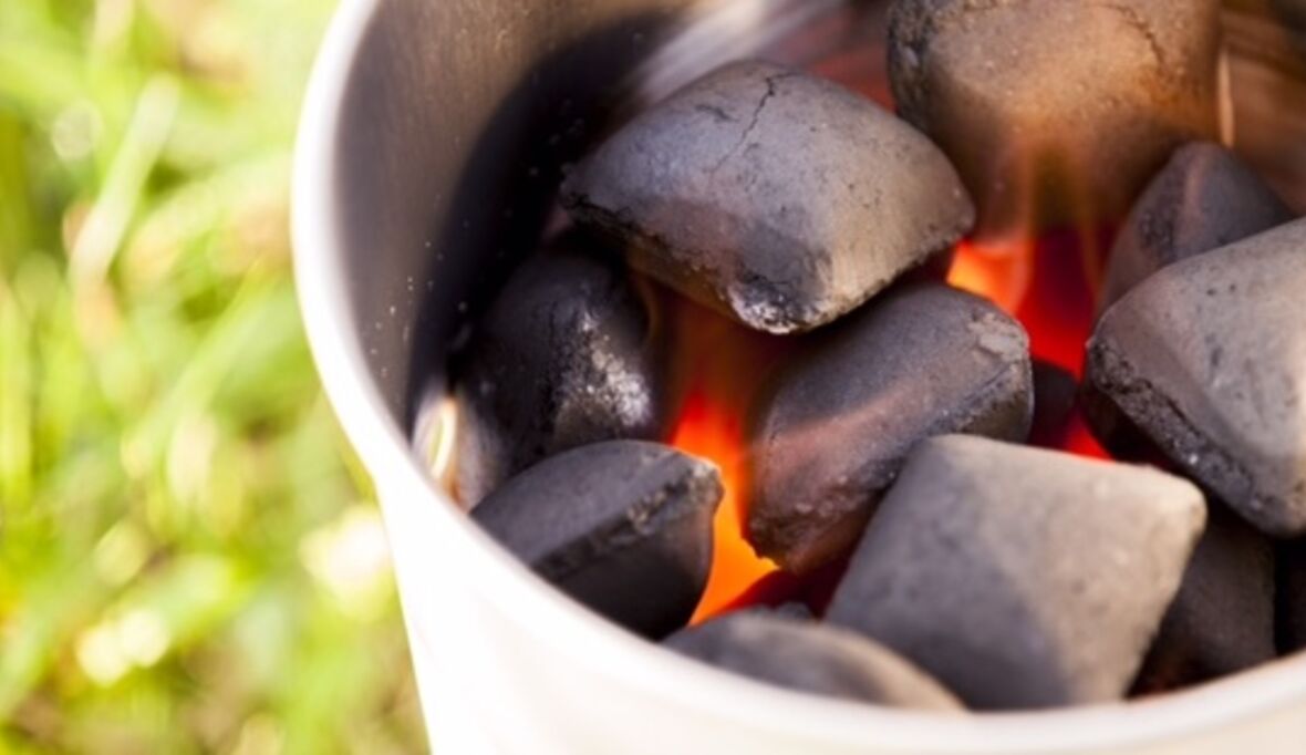 Umweltfreundliche Grillkohle aus Abfall von Kokosnüssen