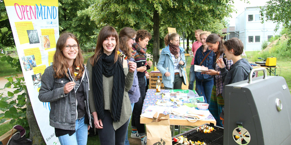 Grillen und dabei Mensch, Tier und Umwelt schonen: Die Oecotrophologie- Studentinnen Katharina Weckerle (l.) und Kathrin Schwarzer von der FH Münster haben in der Broschüre „Nachhaltige Grillosophie“ einige Informationen und Tipps zusammengestellt. 