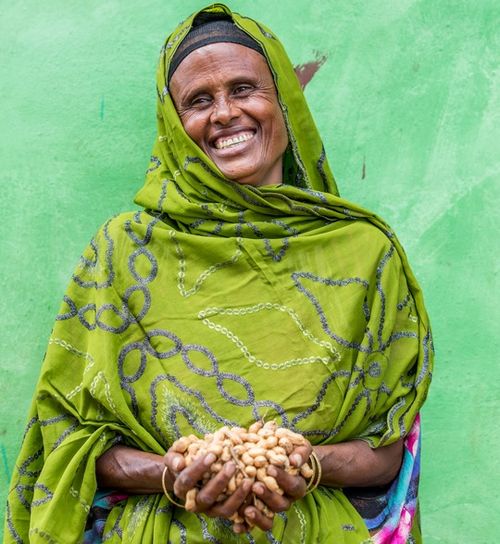 Hawa Abdi hat sich mit einem Mikrokredit selbständig gemacht und produziert Erdnüsse.