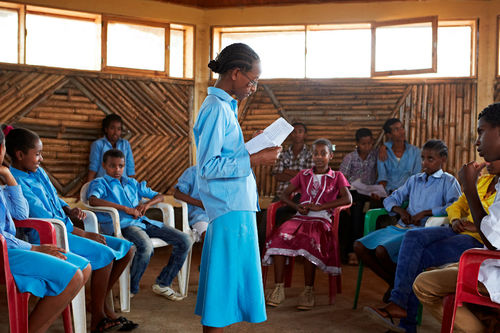 Weltweit werden täglich 41.000 Kinder zwangsverheiratet. Jährlich sind dies rund 15 Millionen. 80 Prozent davon sind Mädchen. Die SOS-Kinderdörfer bekämpfen diese Praxis und fordern „Schule statt Zwangsehe“.