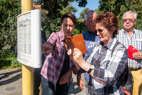 Senioren erkunden Berlin mit Tablet
