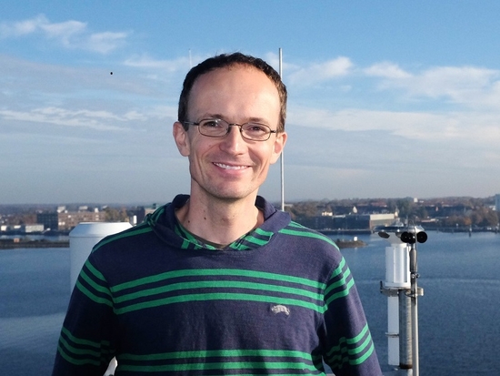 Dr. Tobias Bayr ist Meteorologe und arbeit in der Klimaforschung am GEOMAR Kiel.