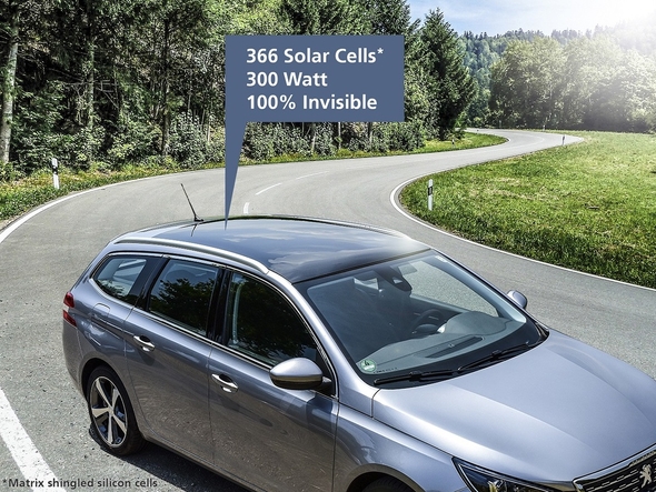 Photovoltaik unsichtbar in ein Autodach integriert: Die Morpho-Color®-Glasbeschichtung ermöglicht eine Anpassung der Farbe an das Fahrzeug.